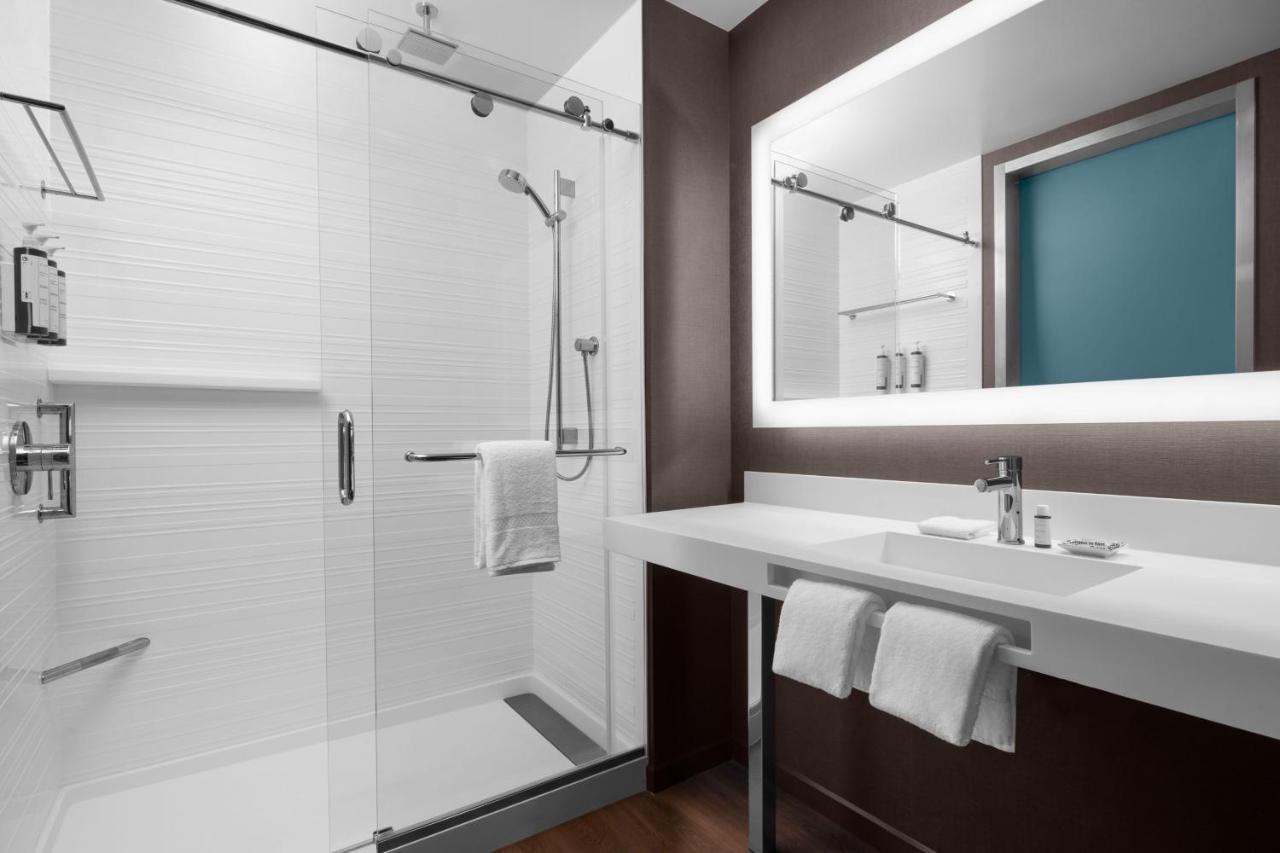 Ac Hotel By Marriott Vancouver Waterfront Exterior foto